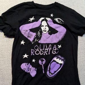 𝓞𝒍𝒊𝒗𝒊𝒂 𝒓𝒐𝒅𝒓𝒊𝒈𝒐 𝒈𝒓𝒂𝒑𝒉𝒊𝒄 𝒕-𝒔𝒉𝒊𝒓𝒕